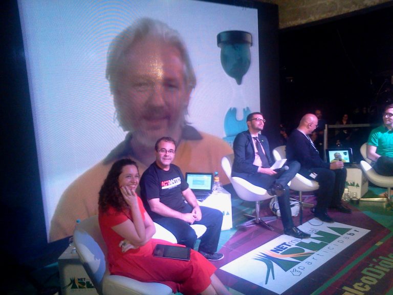 Diálogo sobre “Soberania digital e vigilância na internet” com a participação de Julian Assange